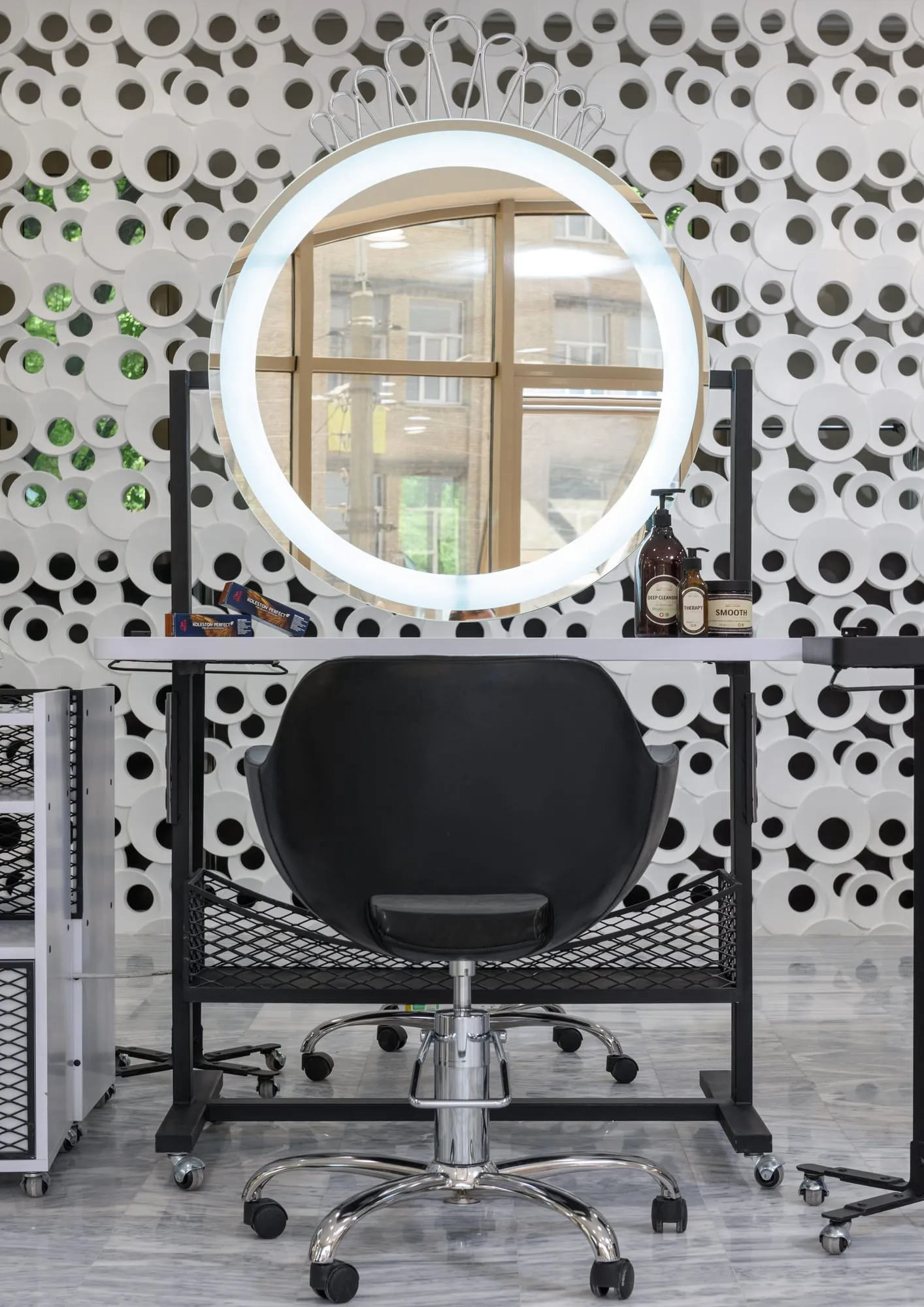 Round illuminated mirror in a styling station